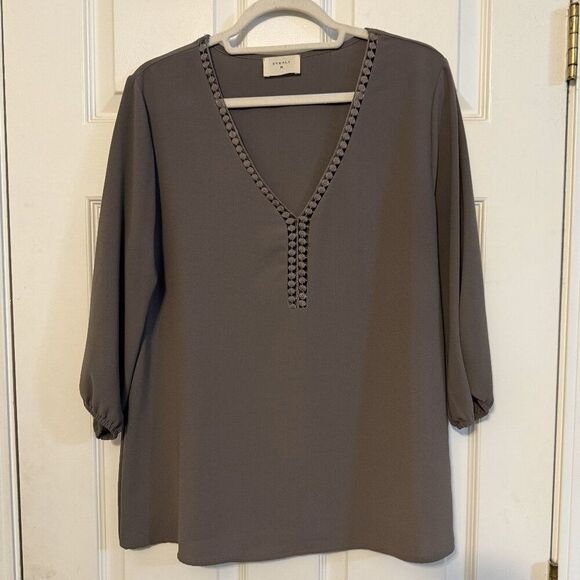 Everly Charcoal V-Neck Blouse – Size Large, EUC, Flowy & Versatile - Picture 1 of 5